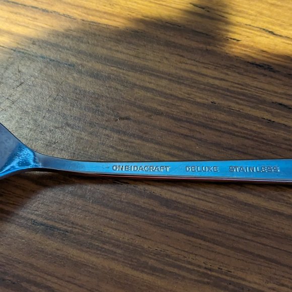 Oneidacraft Nordic Crown Deluxe Stainless Flateware 4 pc Salad Forks - Picture 3 of 4